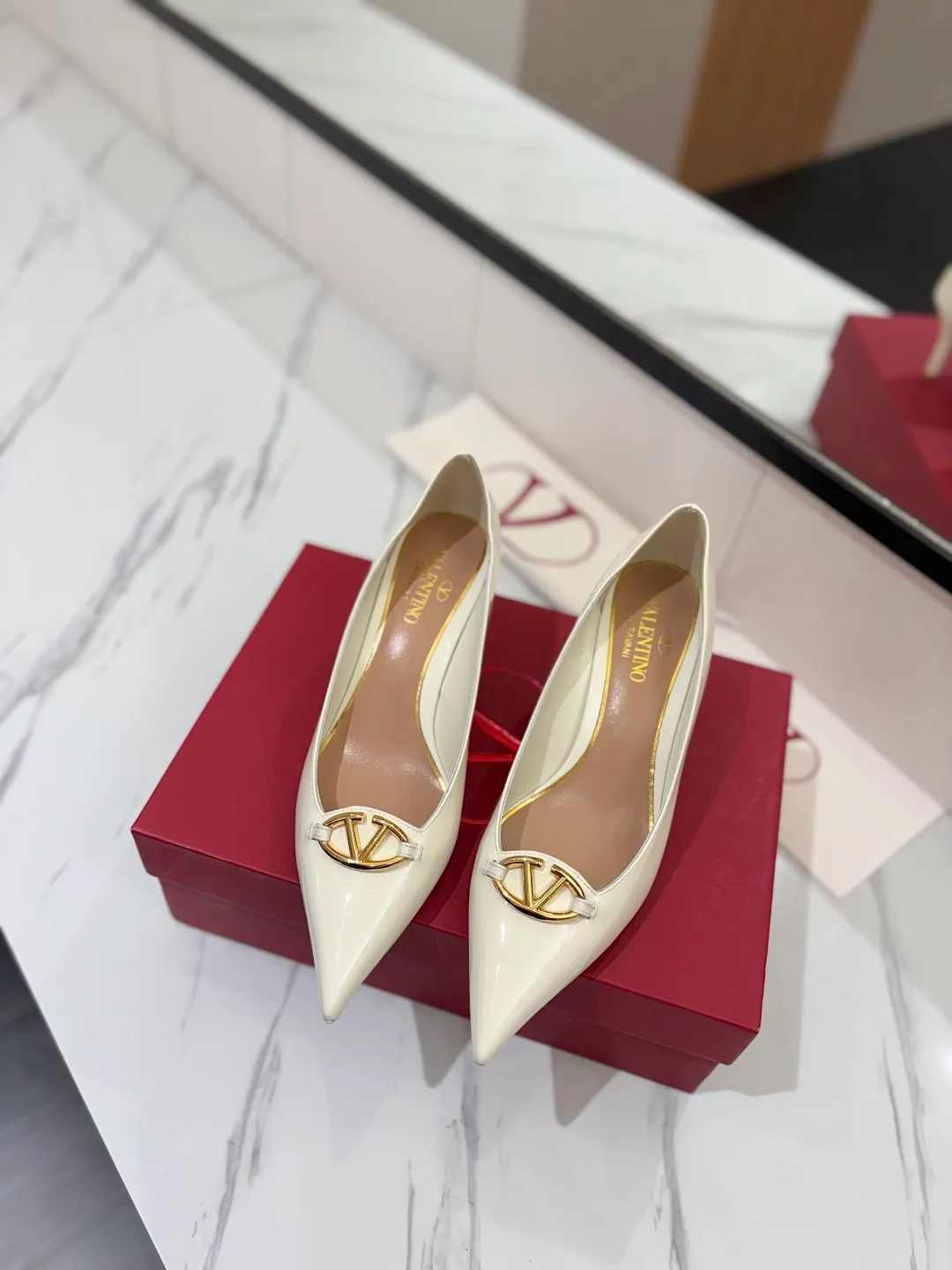 💕💕Factory direct selling price p520💕💕 VALENTINO’s hottest new high-heeled shoes, latest logo buckle, perfect combination with sexy pointed toe❤️‍🔥❤️‍🔥❤️‍🔥❤️‍🔥It is simply the pinnacle of summer fashion💖💖💖💖original replica Upper: patent leather, subleather Outsole: Italian leather outsole Heel height: 6.5cm Size: 35-39 (40 41 42 customized, non-refundable and non-exchangeable)